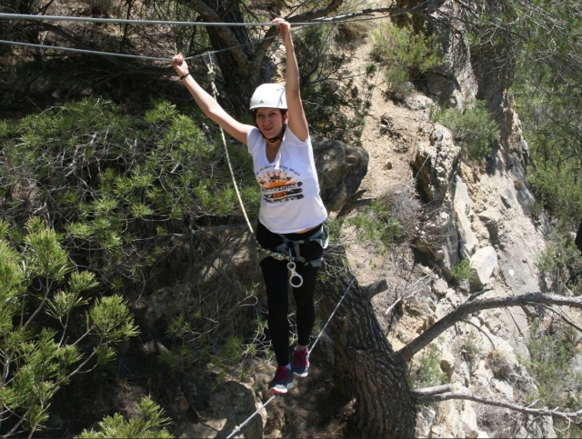 Pasando por los cables de la ferrata.JPG